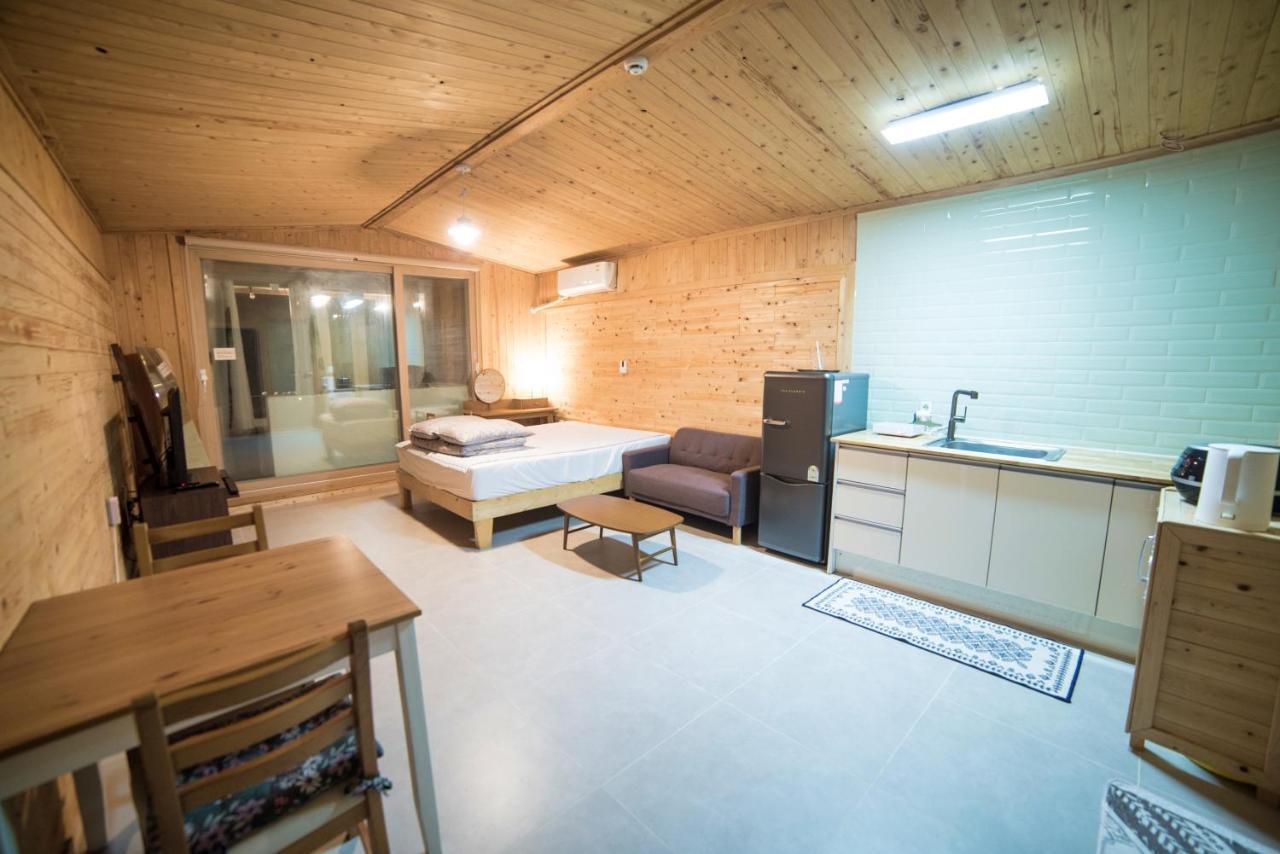 Jeju Sunflower Pension Сеогвипо Екстериор снимка