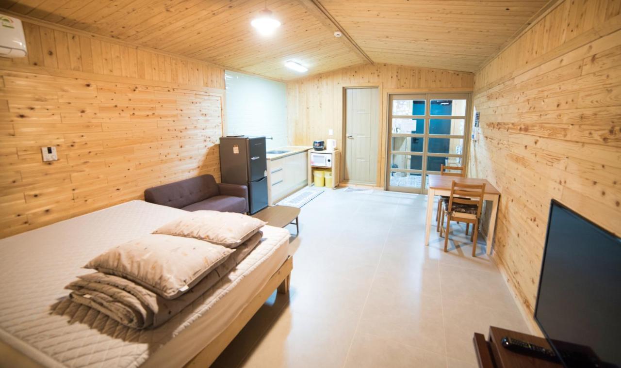 Jeju Sunflower Pension Сеогвипо Екстериор снимка
