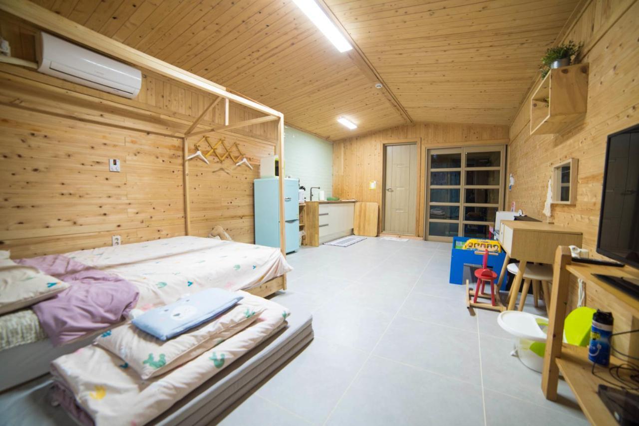Jeju Sunflower Pension Сеогвипо Екстериор снимка