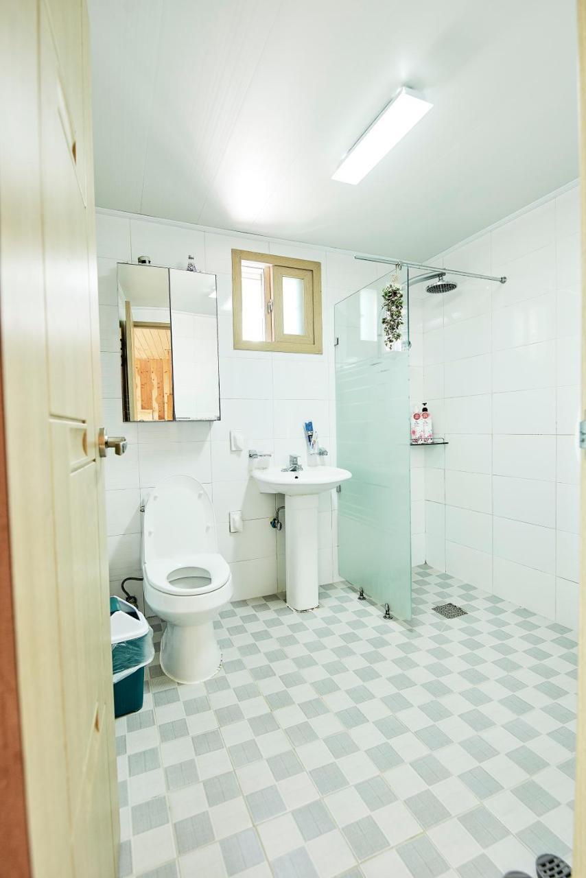 Jeju Sunflower Pension Сеогвипо Екстериор снимка