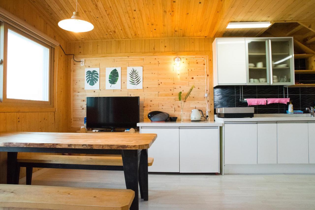 Jeju Sunflower Pension Сеогвипо Екстериор снимка